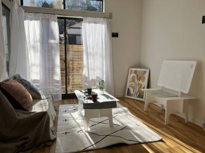 優しい陽射しが入り込む南向きのリビング