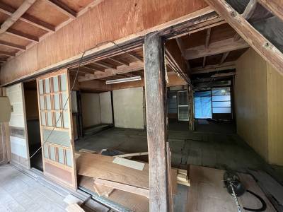 附帯する元養蚕用建屋は補強すれば倉庫や作業場として利用可能