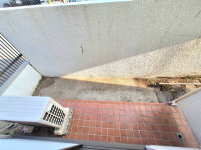 ベランダ&amp;洗濯機置き場はやや広めで目隠しあり