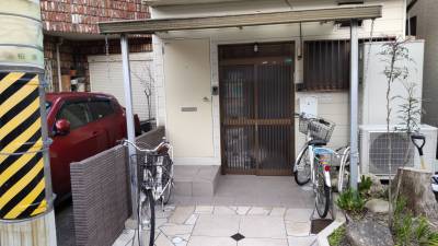 J2の玄関です、男女問わず入居可能です。