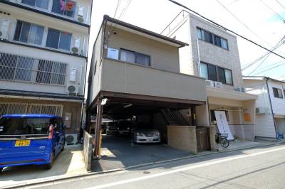 駐車場を通り抜けた先にアパートがございます。