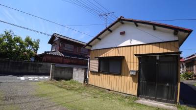 平屋瓦葺き屋根の戸建てです。