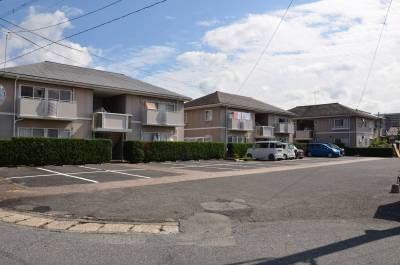 広々とした敷地で、夜間は外灯が3ヶ所に付きます。
