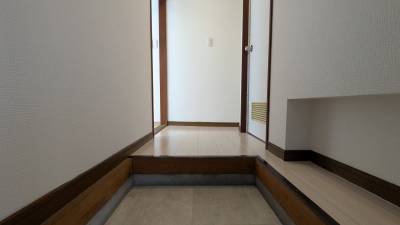 使い勝手の良い玄関。小物置もあります。