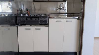 新品：キッチン、シングルレバー水栓、ガスコンロ。
