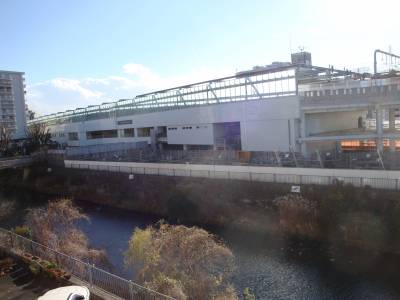 ベランダからの眺望です。星川駅が目の前に間には駐車場と帷子川