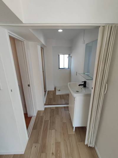 洗面所と洗濯置き場♪
窓には網戸もあります☆