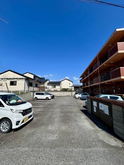 敷地内駐車場横にゴミ捨て場もあります♪