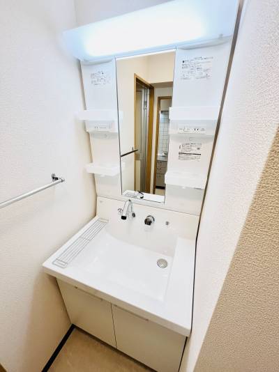 脱衣所と分譲仕様の75cm洗面台♪贅沢にお使い頂けます！