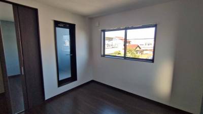 2階バルコニーに続く6.1帖洋室、クローゼットあり