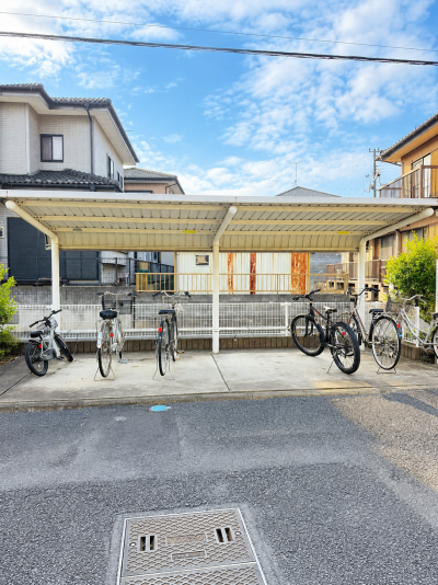 敷地内に駐輪場、ゴミ置き場完備☆