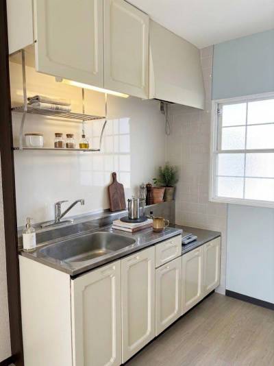 白いキッチンはオシャレな印象！コンパクトで使いやすいです。