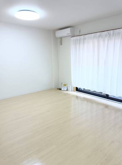 白基調の明るい内装です♪エアコン新品♪