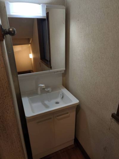 ２階洗面化粧台新品交換済