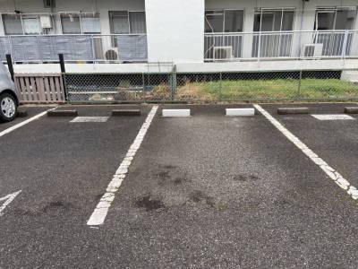 駐車場１台ついてます！幅もゆったりで出入りは余裕あります！