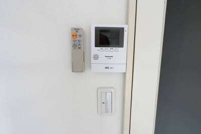 TVインターホンとエアコン用リモコン