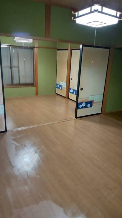 ２階は洋室が２部屋襖で仕切られている
洋間へリフォーム済み