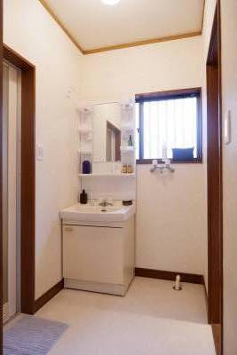 脱衣所には独立洗面台も！家族も安心です。温水で洗濯も可能。