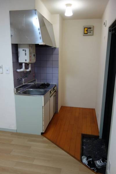 右手が玄関、左手がキッチンです。