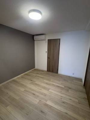 とても広くておしゃれな洋室です
床も落ち着いたフロアーです