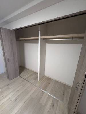 とても広くて使いやすいクローゼットです　かなり収納できます
