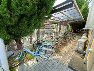 屋根付き自転車置場あります。