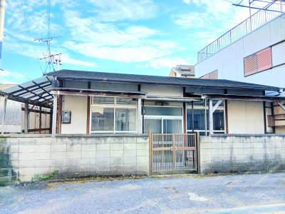 平屋3LDK。周辺は静かで落ち着いてお住み頂けます。
