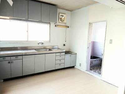 広々キッチン。大きな冷蔵庫や食器洗浄機も余裕で置けます。