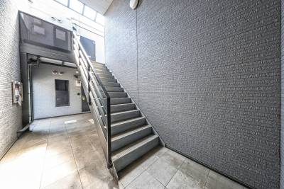 階段は建物内にあり雨でもOK