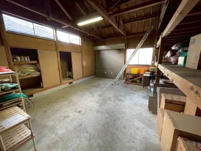 ガレージ&times;２、屋根付きカーポート&times;２。６台以上駐車可能！！