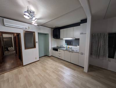 1階のシステムキッチン、たっぷり収納が魅力的♪