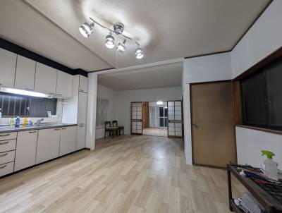 1階LDK。白基調で明るく広々したお部屋です♪