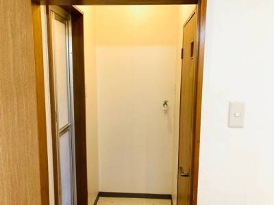 浴室脱衣所に洗濯機置場があります