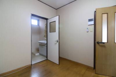 キッチンから左が洗面所、
右ドアが玄関への廊下
