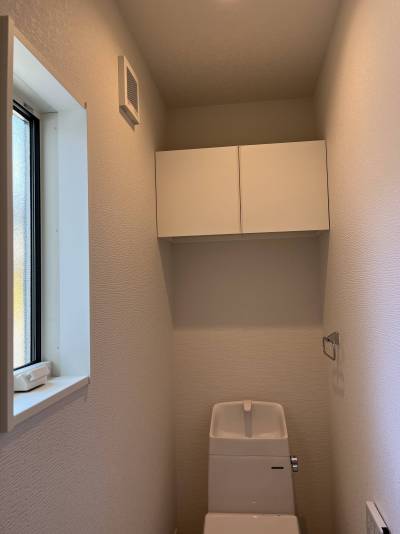 １Fトイレには大規模収納があります。