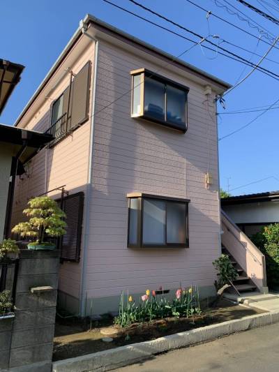 外観は明るく可愛らしい建物になります。