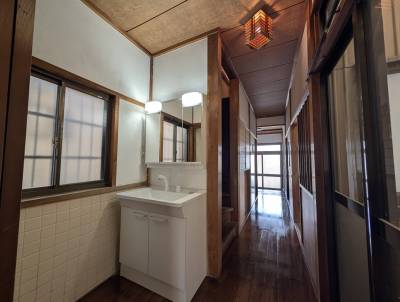 廊下に3面鏡の洗面化粧台をご用意。朝の準備もバッチリですね♪