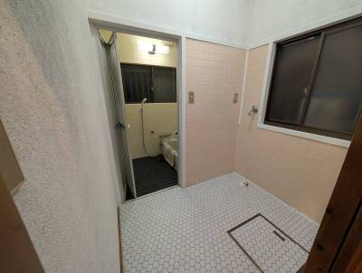 脱衣所。広々していて、お好みの洗濯機をお使いいただけます♪