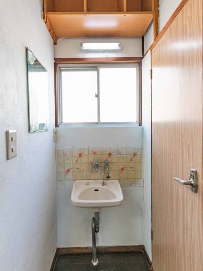 洗面所はコンパクトな洗面ボウルです。右のトイレをでて隣です。