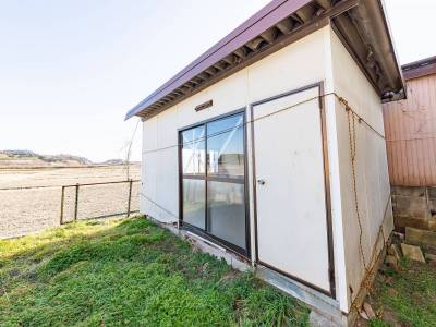 庭の物置になります。6畳くらいあり、いろいろ活用できます。