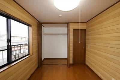 洋室２　お気に入りがたくさん収納できる物入。

