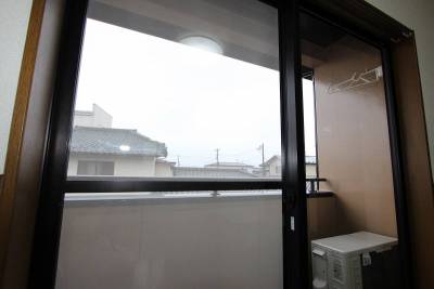 ベランダ　屋根があり、雨が当たりにくい。