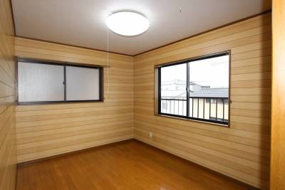 洋室２　スタイリッシュな
空間。二面窓。