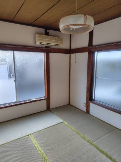 畳の部屋ですが電灯の入れ替え、フローリングなどに改装予定。