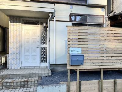 視線を遮るウッドフェンス