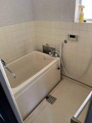 シャワー付き、追焚き可能です。