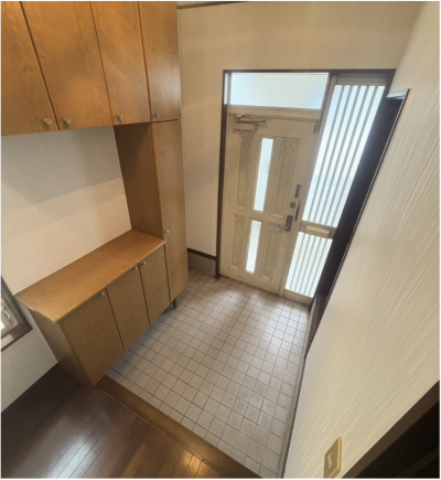 シューボックスのある玄関