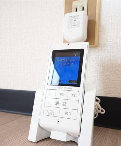 安心のモニターホン、ポータブルで部屋のお好きな所に置けます