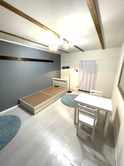 お部屋とキッチンはパネルドアと壁で仕切られています。