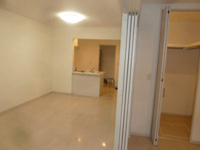 左側：広い部屋
右側：寝室
奥：クローゼット